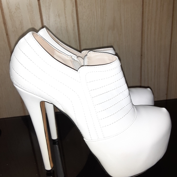 Great pair of cream high heels. - Picture 2 of 4